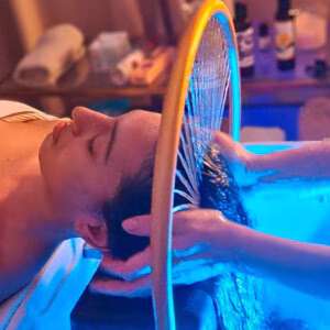 Geste japonais du massage du cuir chevelu